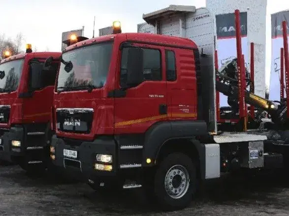 На Миколаївщині причеп військової вантажівки вбив жінку на зупинці