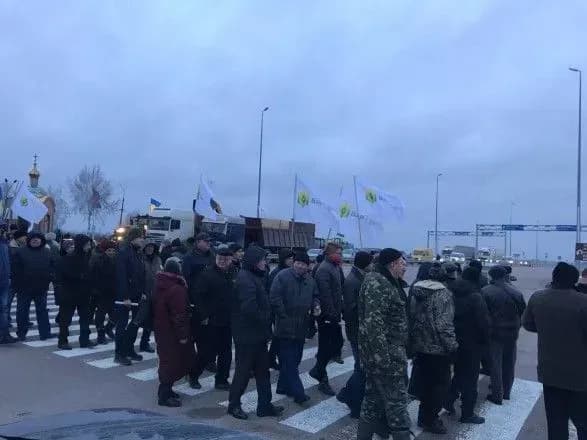 Аграрії перекрили дороги на Черкащині та Рівненщині