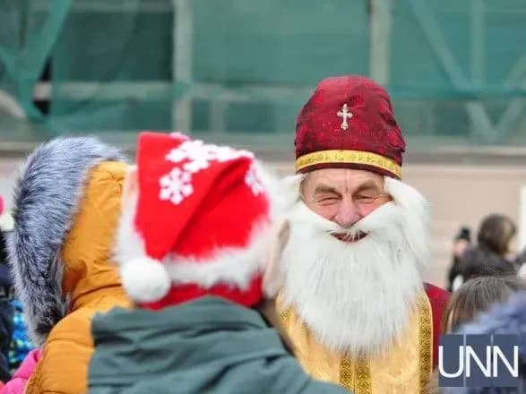 Головні новорічні ялинки відкрили на Закарпатті
