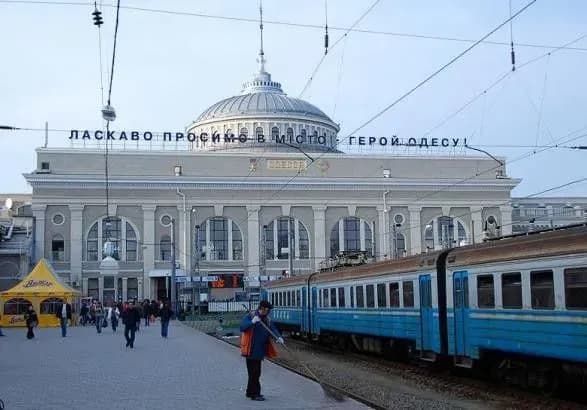 На залізничному вокзалі Одеси чоловік кинувся під поїзд