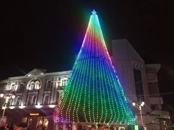 Під час відкриття ялинки в Івано-Франківську феєрверк влучив у голову дівчині