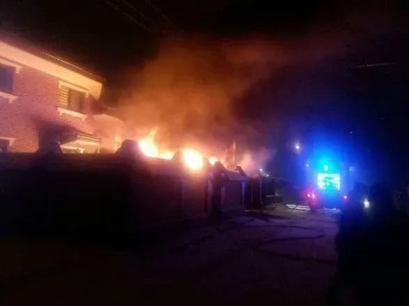 У Рівному в приватному будинку спалили два автомобілі
