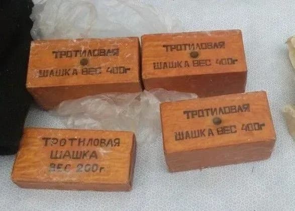 У Новотроїцькому виявили сховок з тротилом для диверсій бойовиків