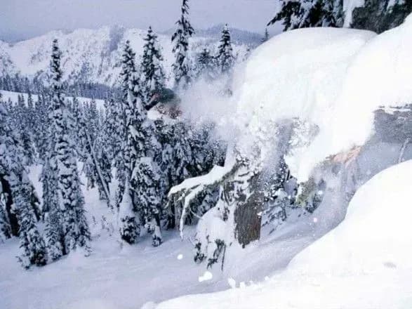 Рівень лавинної небезпеки на Закарпатті знизився