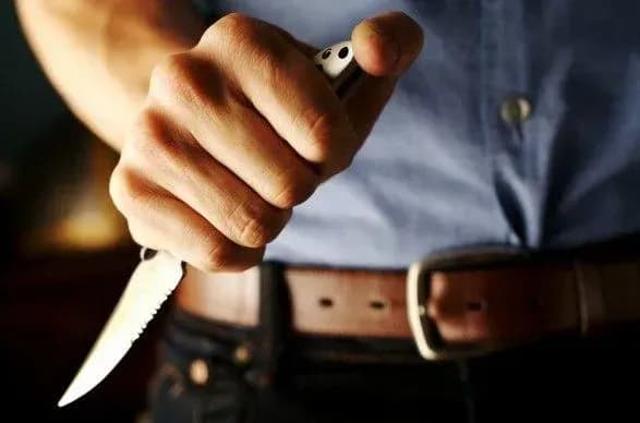 Продавчиня, яку грабіжник вдарив ножем, знаходиться в реанімації