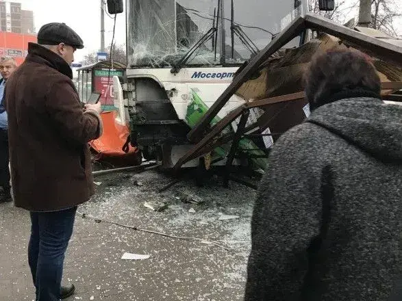 Автобус врізався в зупинку в Москві, є загиблі