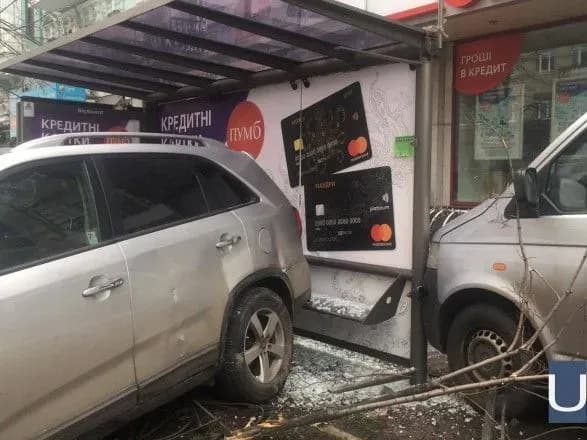 Масштабна ДТП у центрі Києва: пошкоджено 4 авто, розтрощена зупинка