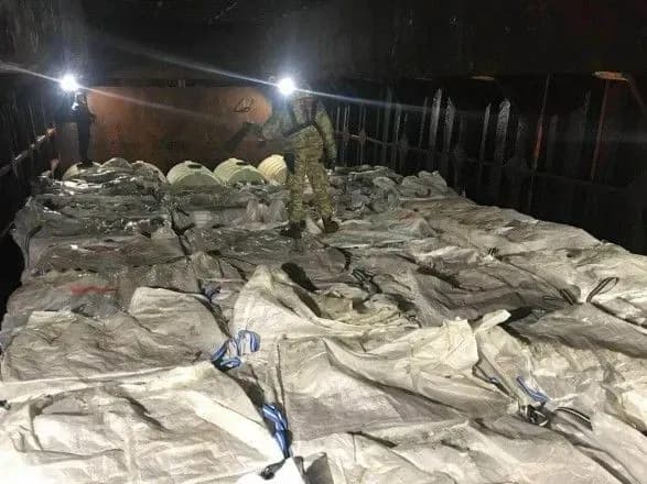 У Чорному морі затримано іноземне судно з понад 1,7 тис. ящиками сигарет