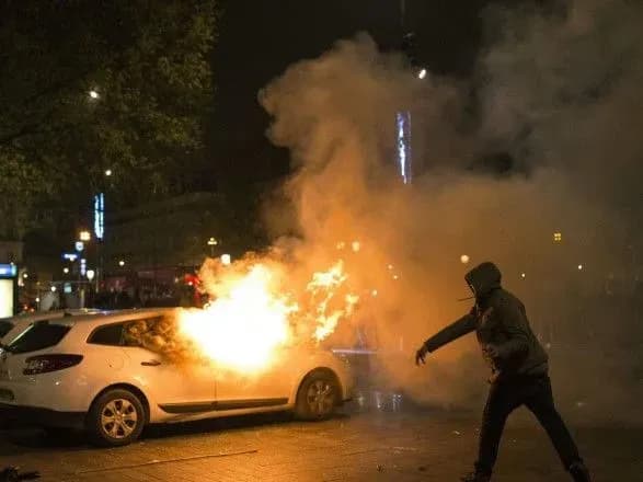 У Новорічну ніч у Франції спалили понад 1000 автівок