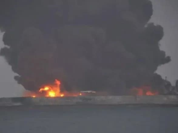 Після зіткнення танкера і суховантажу біля берегів Китаю зникли десятки людей