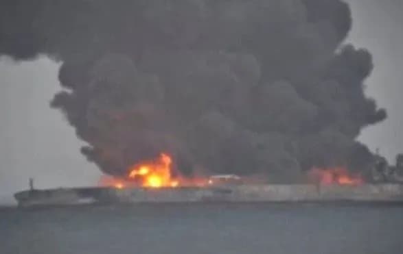 Зіткнення суден біля берегів Китаю: існує загроза вибуху та екологічної катастрофи