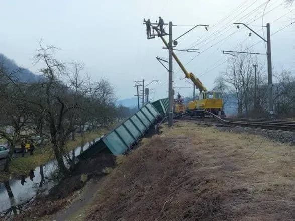 На Закарпатті декілька вантажних вагонів зійшли з рейок