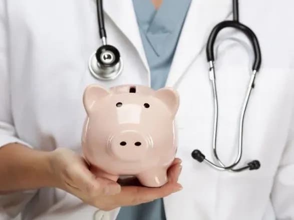 Гройсман анонсував підвищення зарплат лікарям