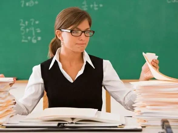 Кабмін сьогодні розгляне питання про підняття зарплат вчителям