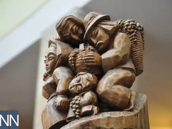 Закарпатські митці-тезки презентували спільну виставку в Ужгороді