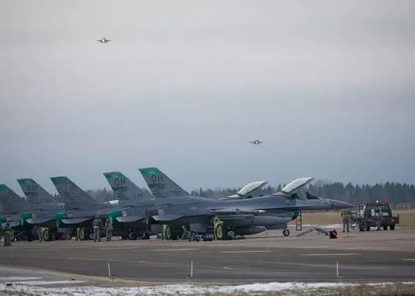 На навчання до Естонії прибули 12 винищувачів США