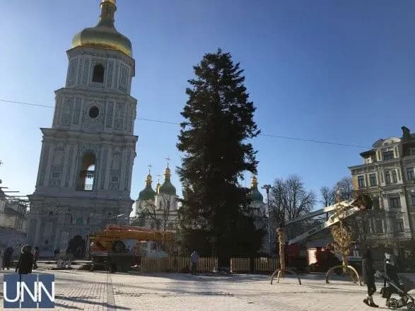 У Києві демонтують головну ялинку країни