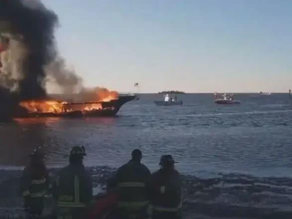 Внаслідок пожежі на катері в США постраждали 15 осіб