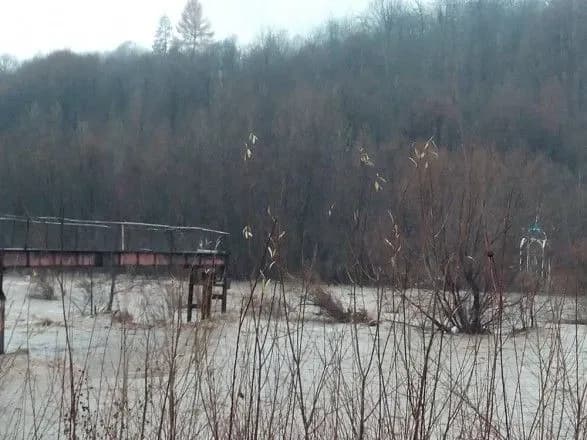 Убиту жінку знайшли на березі річки на Закарпатті