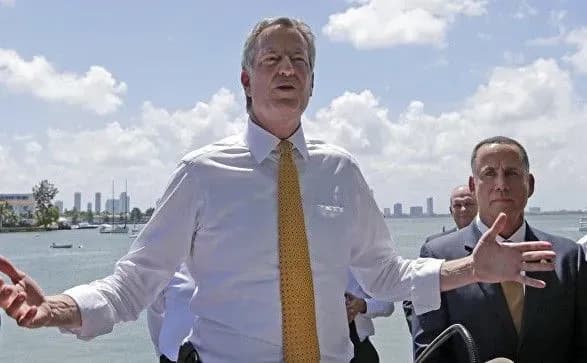 Мер Нью-Йорка виступив на мітингу проти міграційної політики Трампа