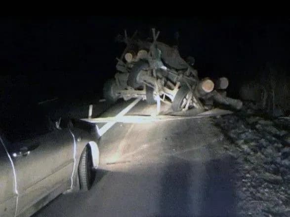 Автобус столкнулся с лесовозом в Житомирской области: бревна влетели в салон с пассажирами