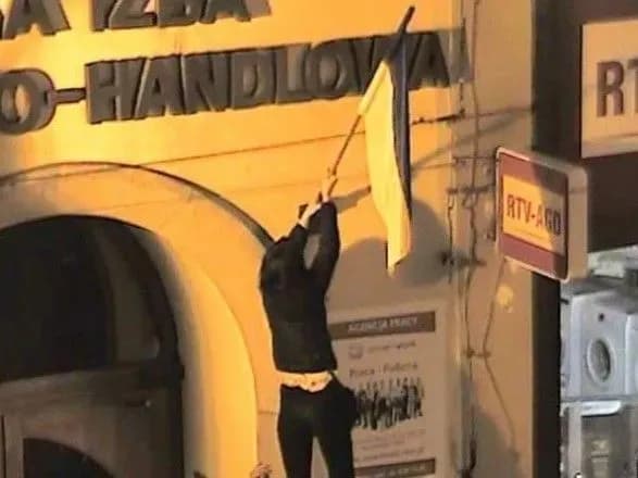 Польський суд оштрафував трьох молодих людей за знищення українського прапора