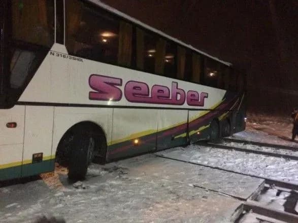 На Волыни с железнодорожного переезда час вытягивали автобус в Польшу