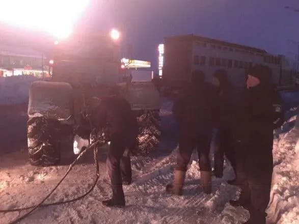 Через негоду на трасах у Кіровоградській області десятки авто стояли у заторах