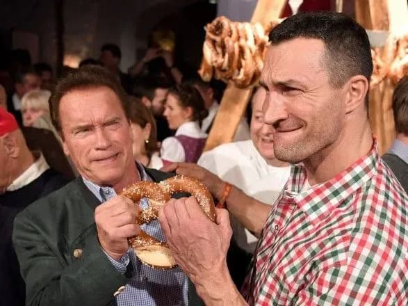 Кличко і Шварцнеггер не поділили крендель на вечірці в Австрії