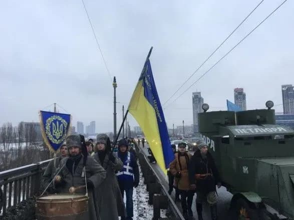 На мосту Патона у столиці утворили живий ланцюг соборності