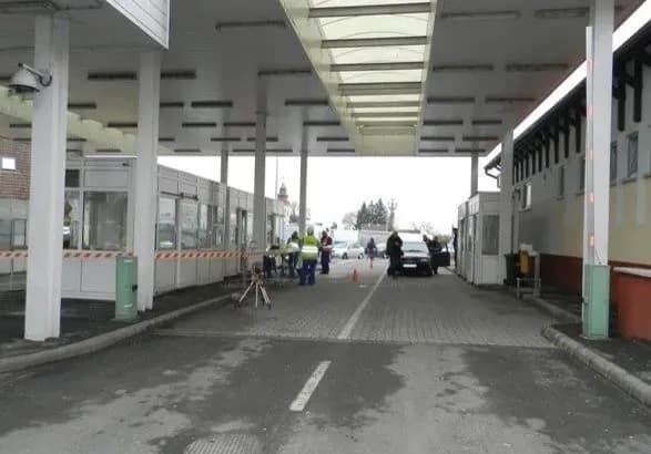 Пункт пропуску “Дзвінкове” на кордоні з Угорщиною працюватиме на три години довше