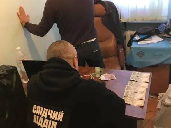 На Одещині під час отримання 9,2 тис грн хабара викрито митника та прикордонника