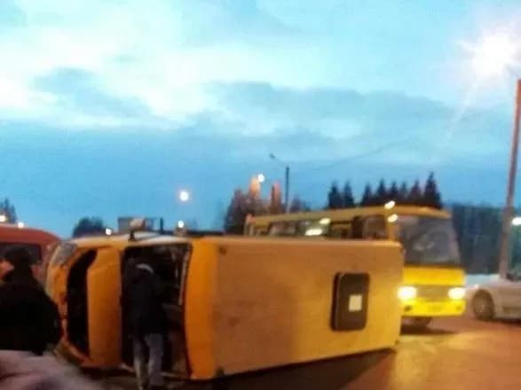 У Львові перекинулась маршрутка із пасажирами