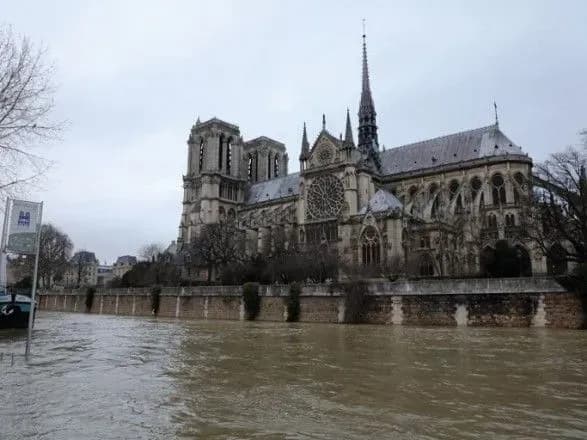 Повінь вплинула на транспортне сполучення Парижа