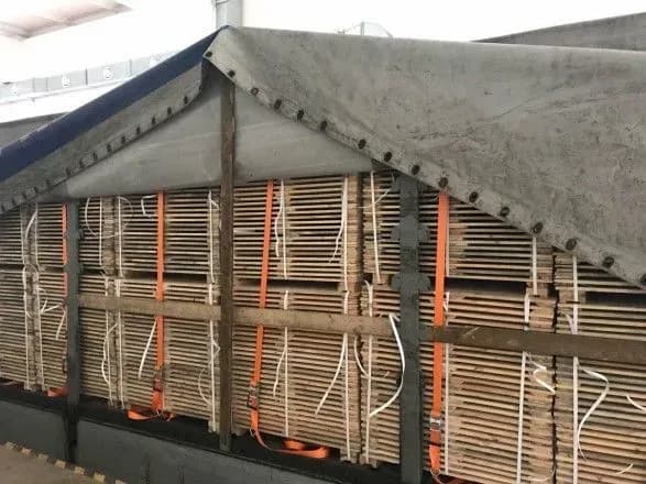 Фуру з контрабандними цигарками замість пиломатеріалів зупинили на Закарпатті