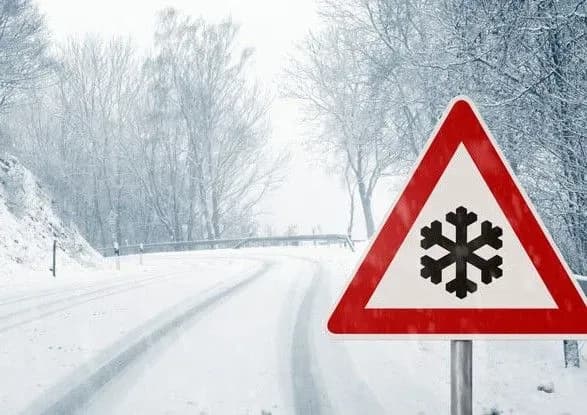 МВС: на дорогах Херсонщини ускладнений рух через негоду