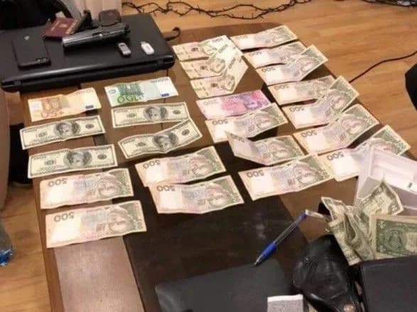 У столиці затримали правоохоронців, які "кришували" грабіжників на вокзалі