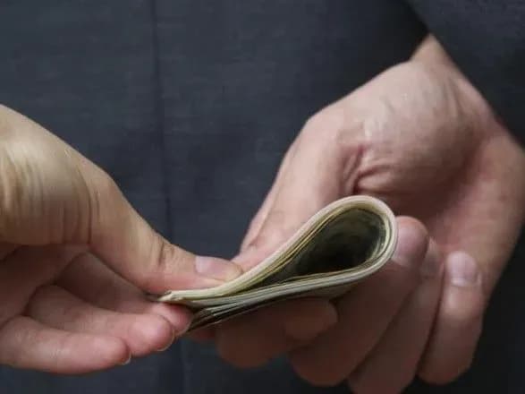 Прокуратура затримала податківця на хабарі у 30 тис. грн