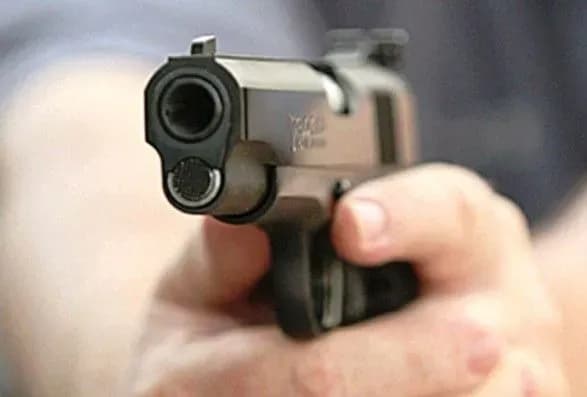 У Львові чоловік відкрив стрільбу у під’їзді будинку