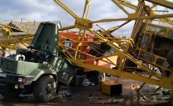 Полиция открыла производство по факту падения крана на Прикарпатье