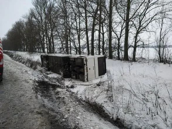 На Харківщині перекинувся рейсовий автобус, є постраждалі