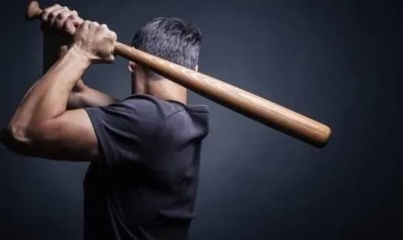 В Києві невідомі битами пошкодили маршрутні автобуси