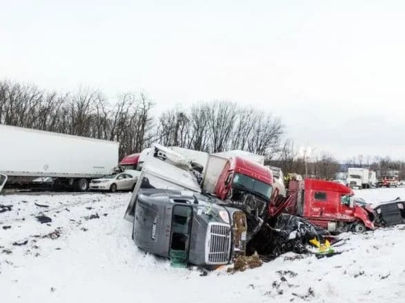 У США на автостраді зіштовхнулись 70 машин, є загиблий