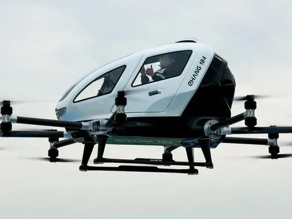 У Китаї випробували літаючий дрон-таксі з пілотом усередині