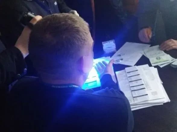 Посадовців ДМС викрили на відмиванні грошей та збуті наркотиків