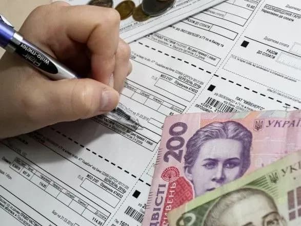 Українці почали краще платити за електроенергію та опалення
