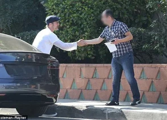 Бред Пітт на Tesla потрапив у потрійне ДТП