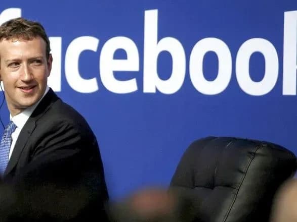 Человек, который должен был следить за репутацией Марка Цукерберга уволился через полгода