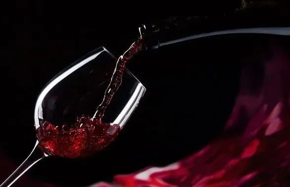 Вчені: від депресії врятують не ліки, а вино
