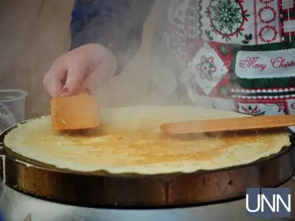 Масляна на Закарпатті: фестиваль млинців, бійки солом′яними мішками та стовп із подарунками